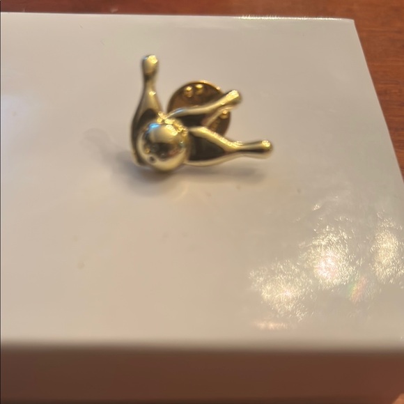 Jewelry - Bowling pin ball gold tone pin novelty sports fun bowling league